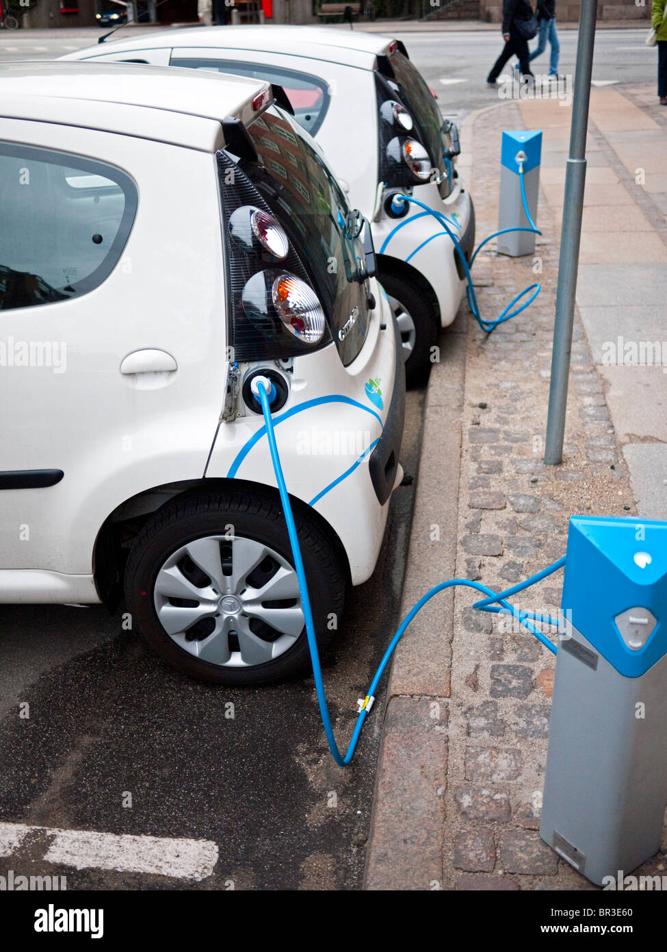 Le automobili elettriche alla stazione di carica a copenhagen, Danimarca Foto Stock