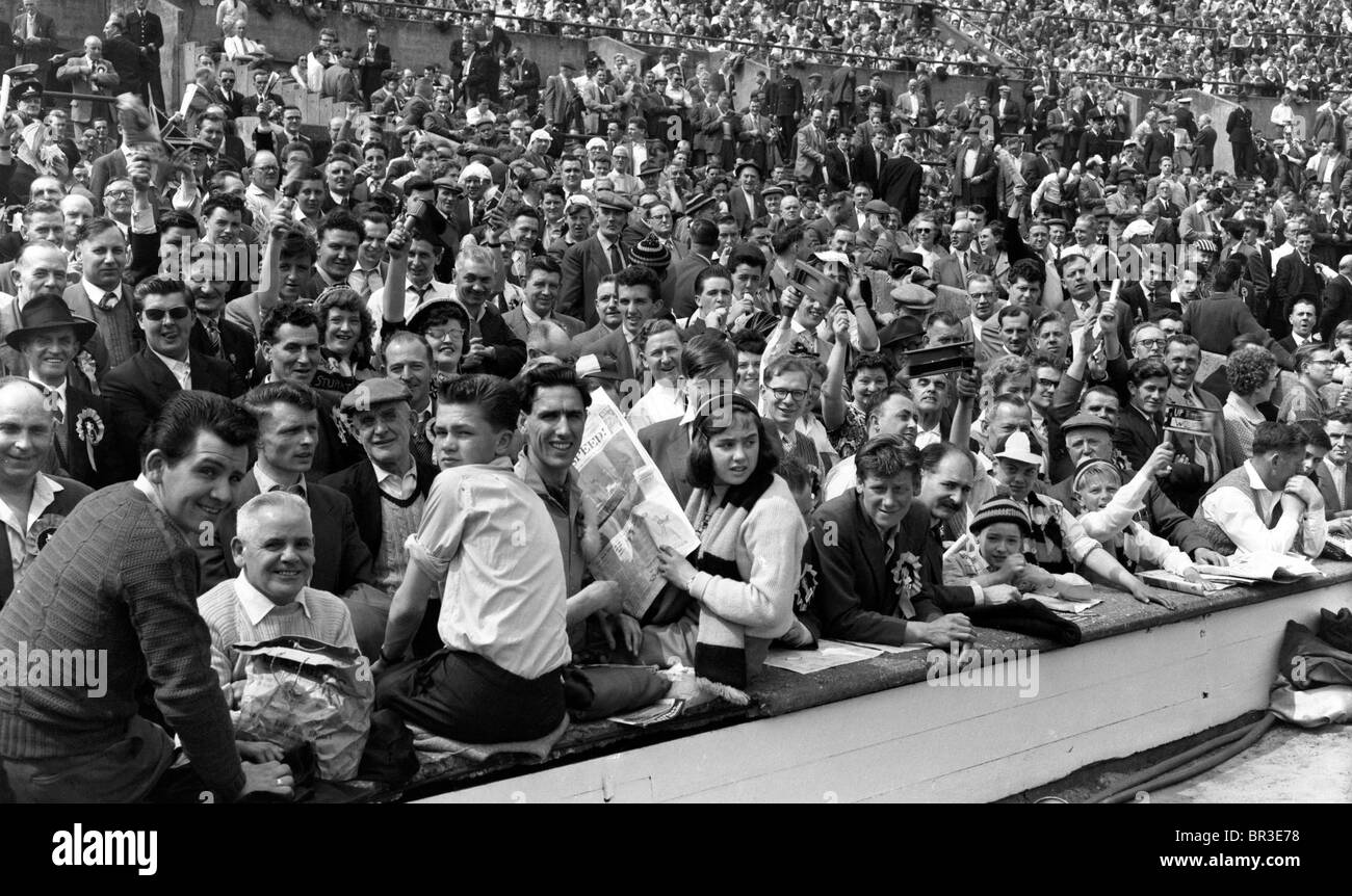 Wolverhampton Wanderers Football Club sostenitori a Wembley per il 1960 FA Cup finale Foto Stock