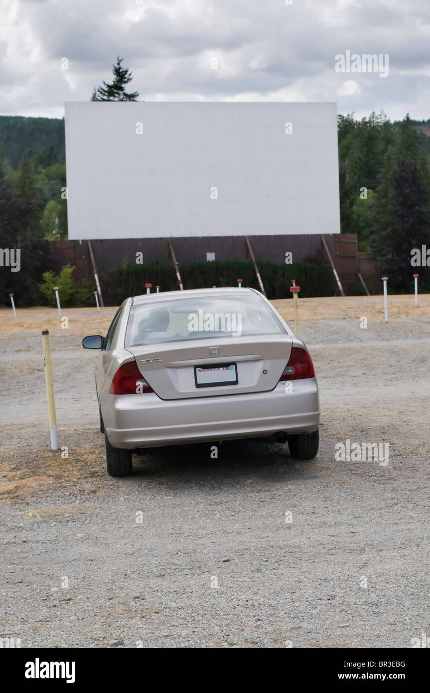 Una vettura attende per far partire il filmato a un vecchio drive-in movie theater di Shelton, Washington. Foto Stock
