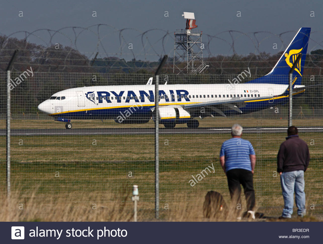 Planespotters guardando Ryanair Boeing 737 in rullaggio a aeroporto Foto Stock