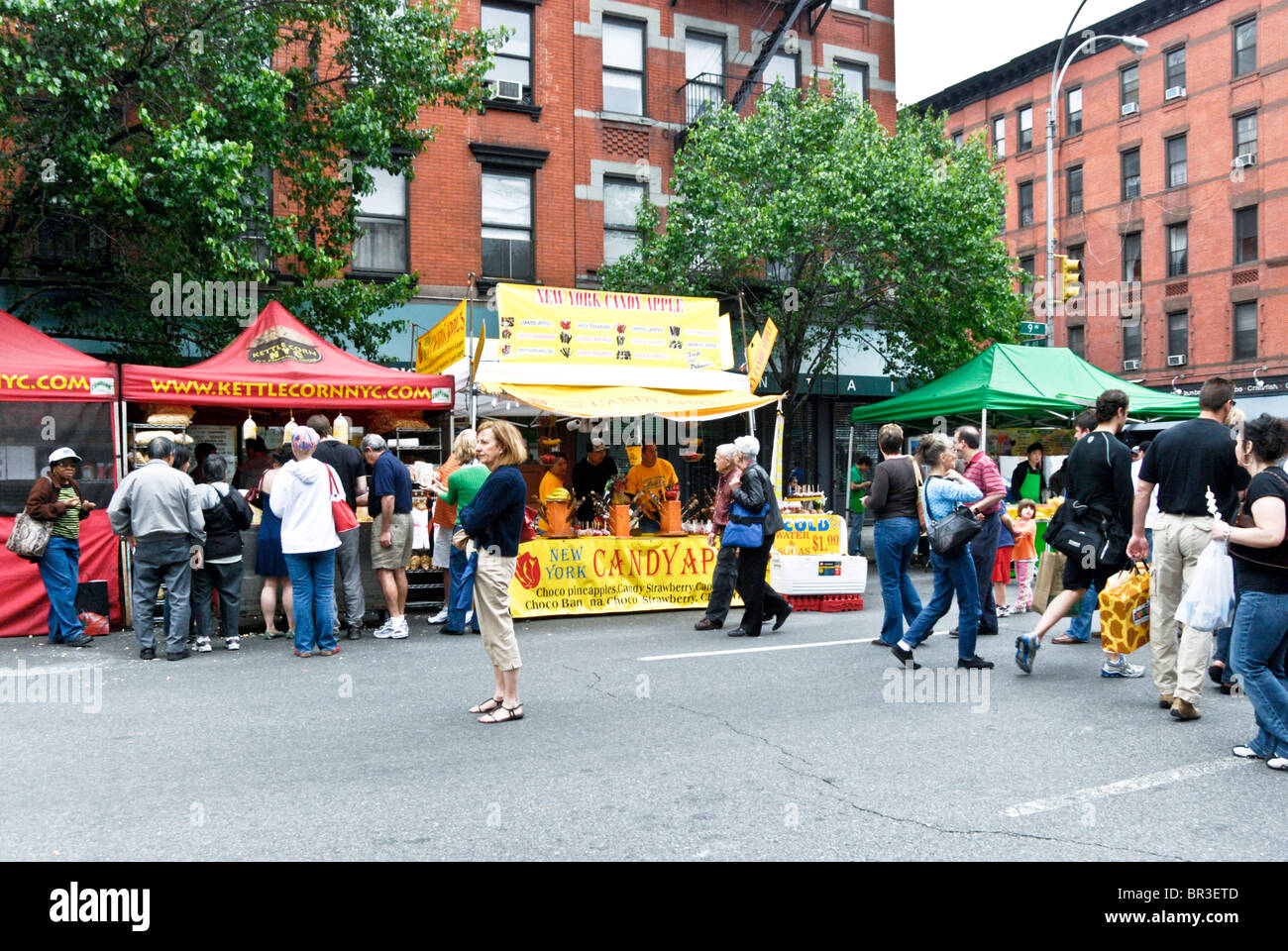 Ampia vista di colorate bancarelle & folla variegata a New York annuali di 9th Avenue International Food festival Hells cucina New York City USA Foto Stock