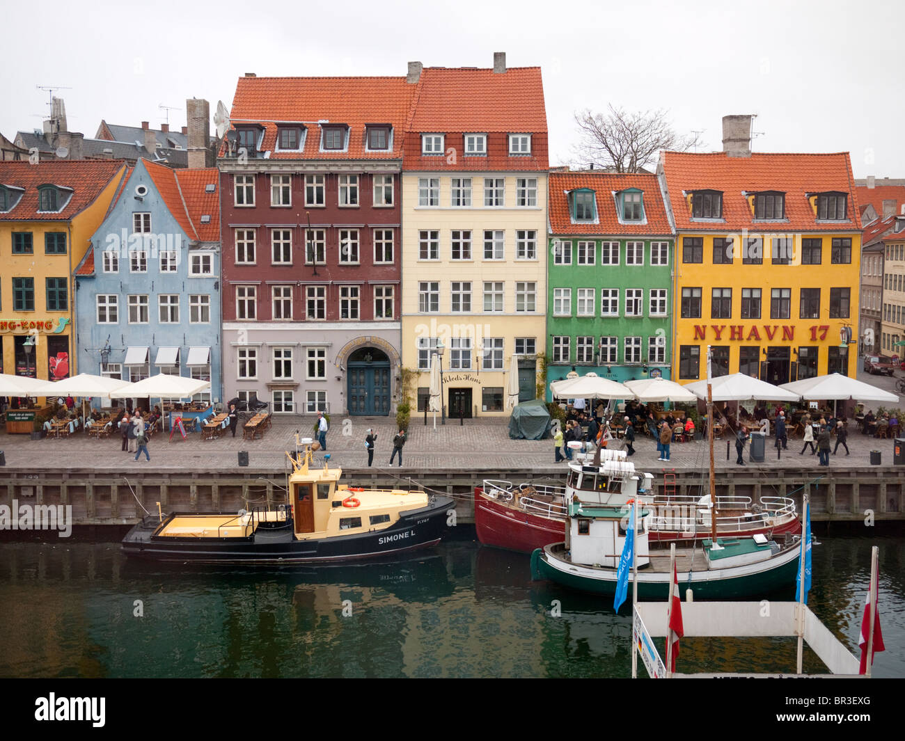 Vista del famoso Nyhavn zona porto in Copenhagen DANIMARCA Foto Stock