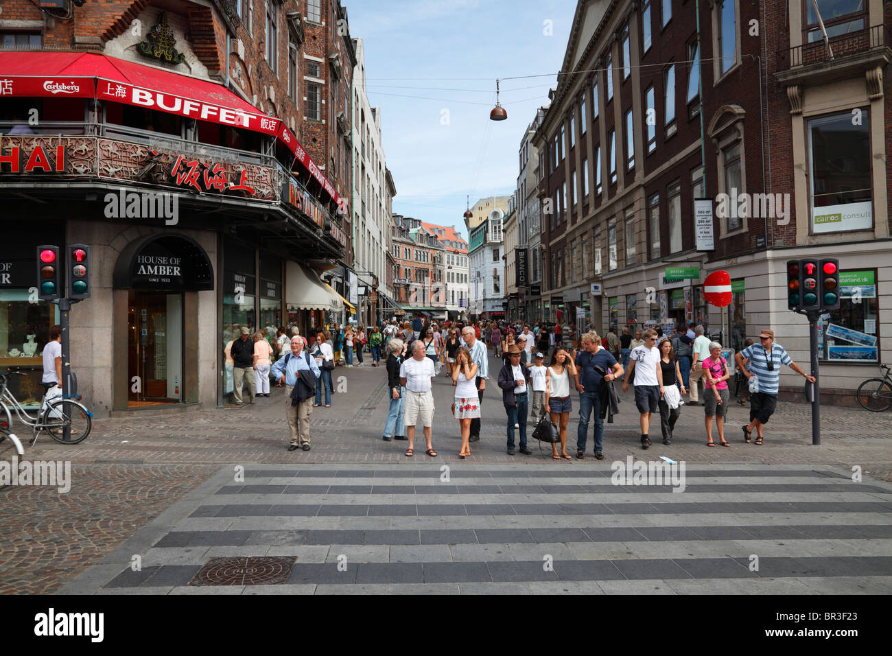 La principale zona pedonale e dello shopping, Stroeget (Strøget) nella città di Copenhagen, Danimarca. Street view. Foto Stock