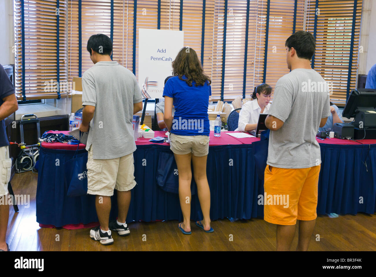 Carta di identità la tabella a studente sessione orienatation presso l' Università della Pennsylvania, Philadelphia, Stati Uniti d'America Foto Stock