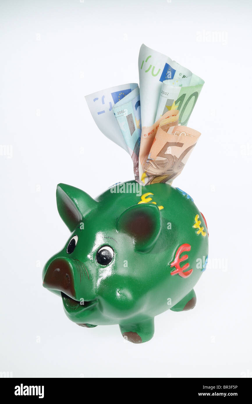 Green salvadanaio con le banconote in euro Foto Stock