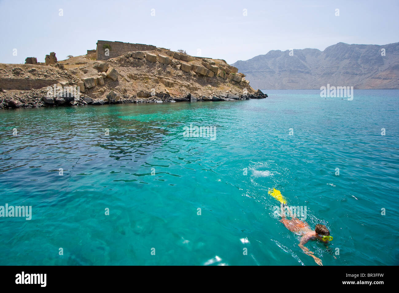 Ragazzo Snorkeling presso l'isola del telegrafo sulla penisola di Musandam in Oman Foto Stock