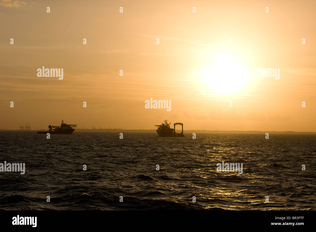 Multi offshore recipiente di alimentazione o osv noto anche come dp navi nel tramonto che avendo di atterraggio per elicotteri a bordo helipad Foto Stock