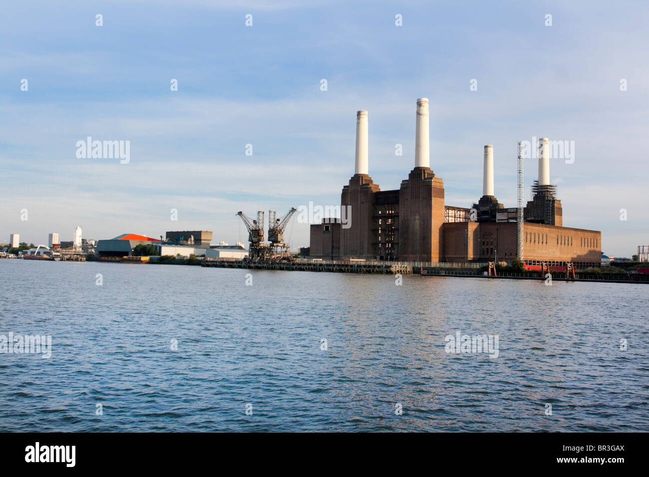 Battersea Power Station visto attraverso il fiume Tamigi, Londra, Inghilterra, Regno Unito. Foto Stock