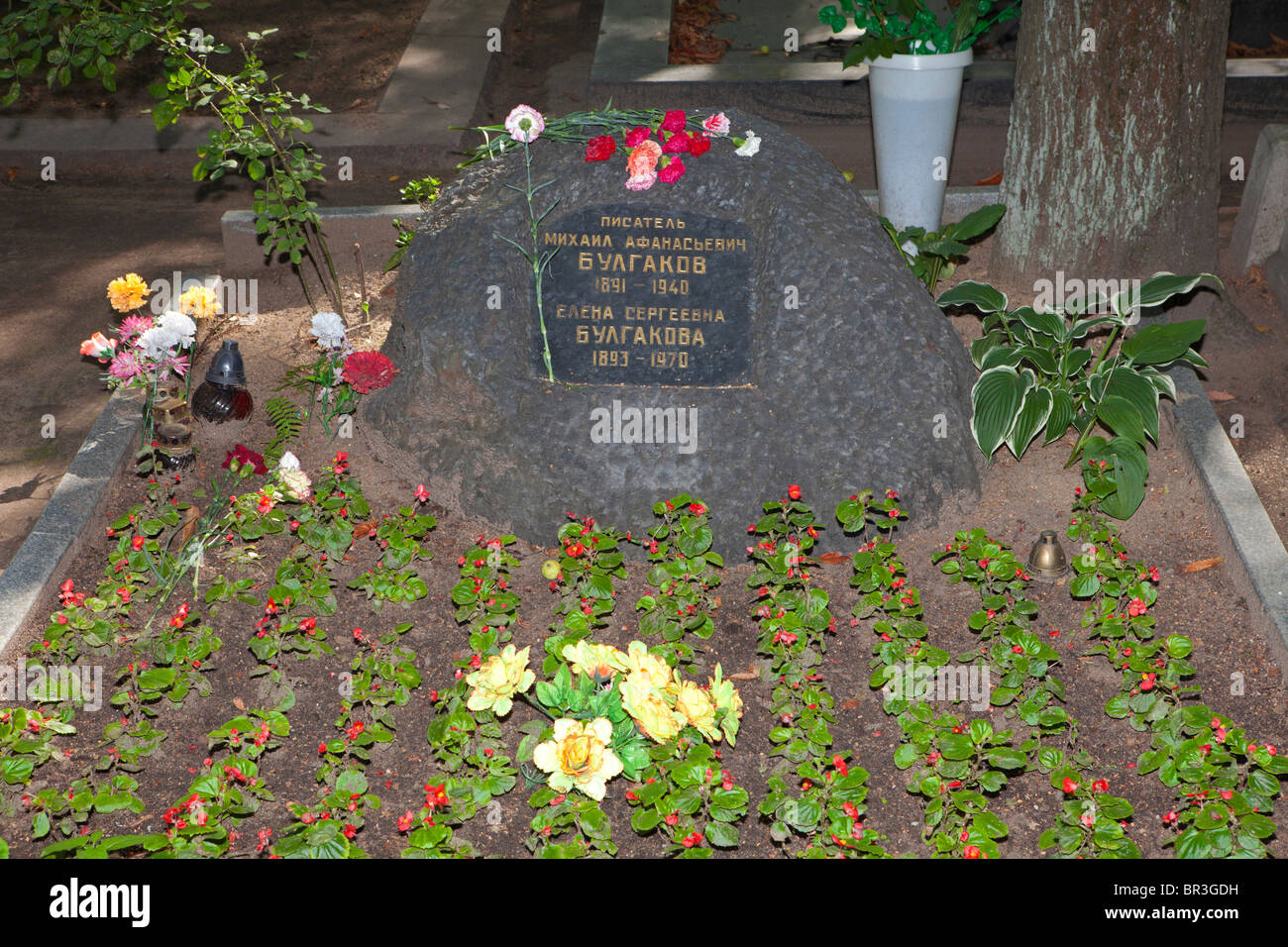 La tomba di sovietico scrittore russo Mikhail Bulgakov (1891-1940) presso il cimitero di Novodevichy a Mosca, Russia Foto Stock