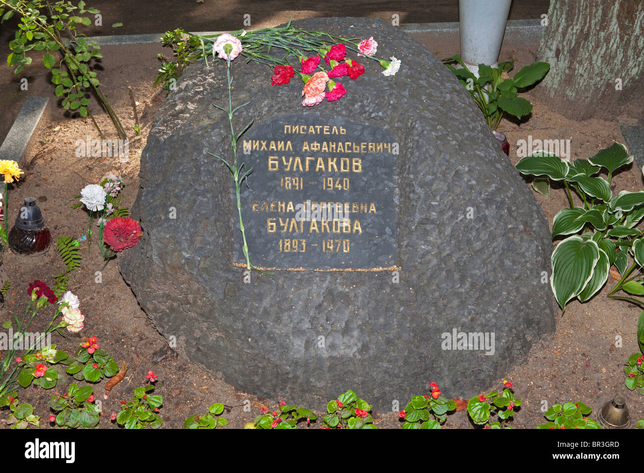 La tomba di sovietico scrittore russo Mikhail Bulgakov (1891-1940) presso il cimitero di Novodevichy a Mosca, Russia Foto Stock
