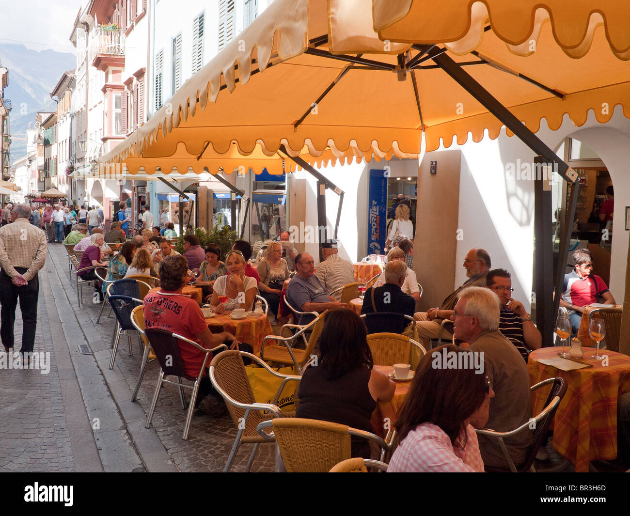 Un marciapiede caffetteria in Laubengasse la principale strada dello shopping nella storica cittadina medievale di Merano o Merano Alto Adige Italia Foto Stock