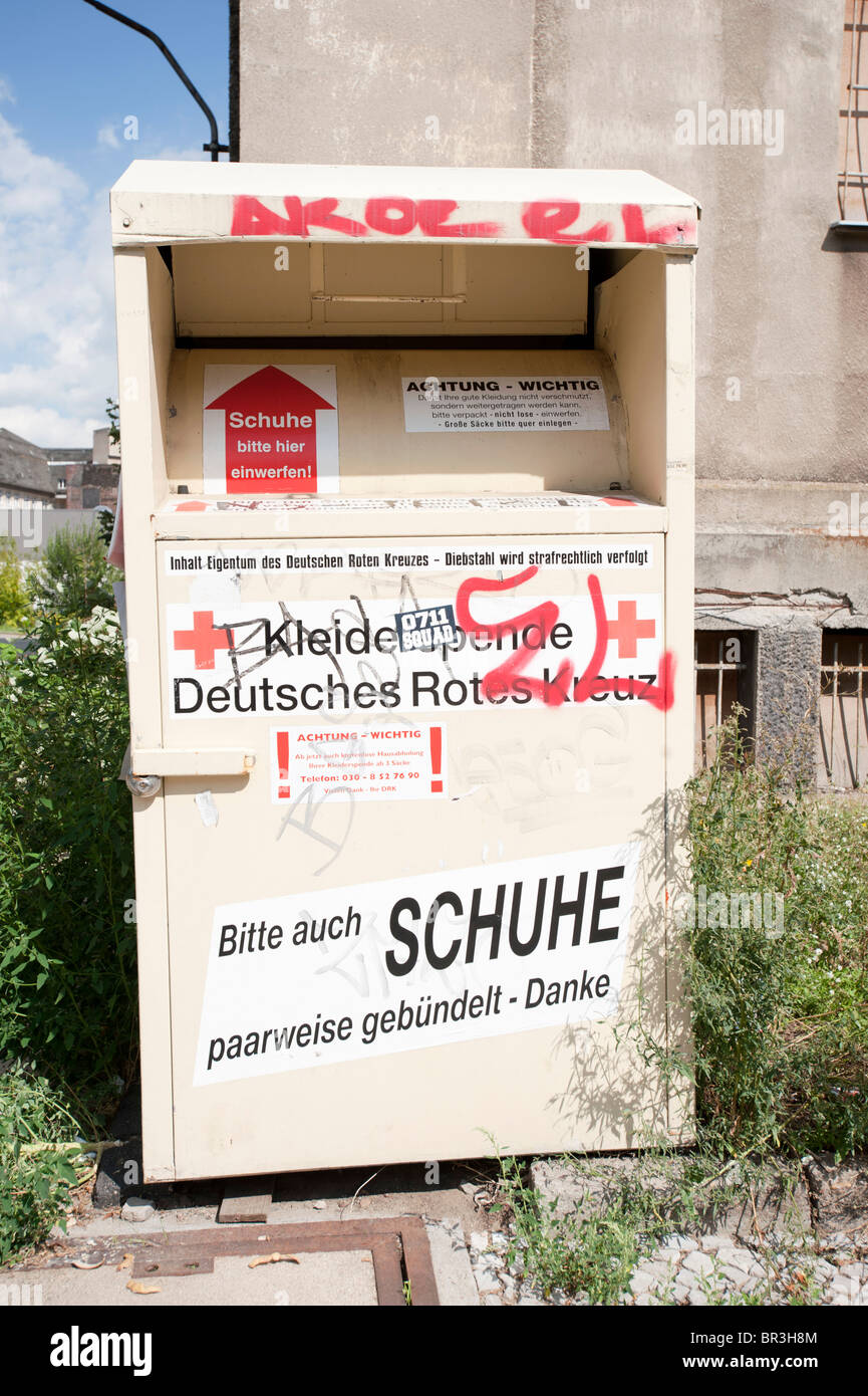 Croce Rossa tedesca contenitore per la raccolta di indumenti usati e scarpe per il riutilizzo a Berlino Germania Foto Stock
