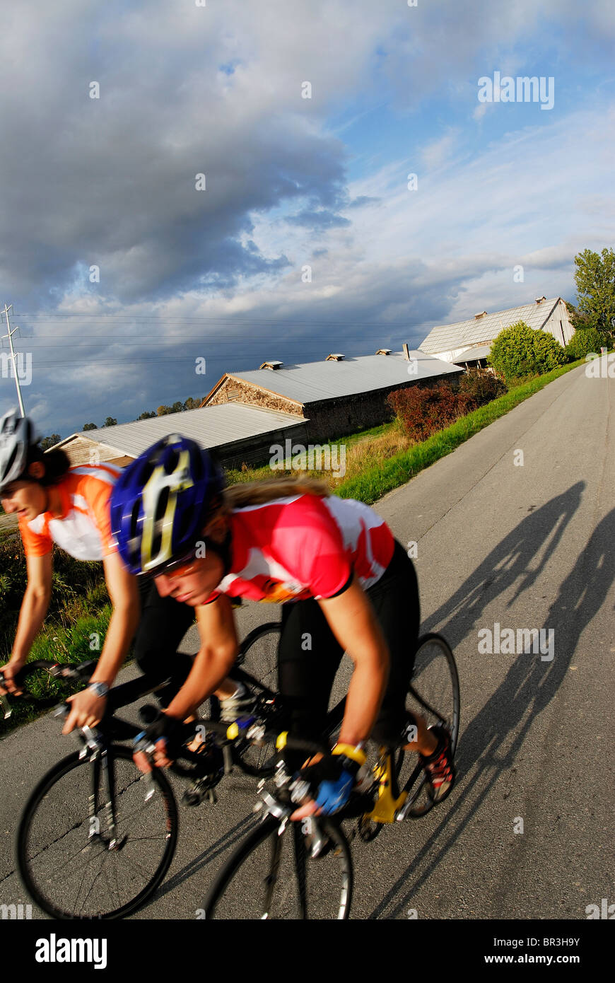 I ciclisti su strada al Finn Slough. Richmond, British Columbia, Canada. Foto Stock