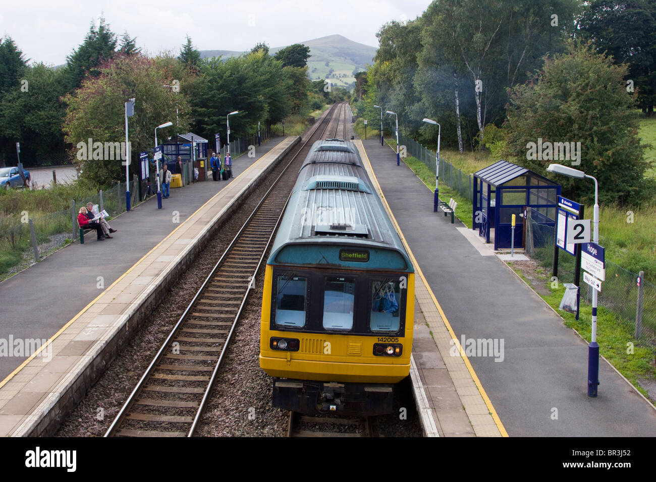 Il nord in treno stazione di speranza parco nazionale di Peak District derbyshire Inghilterra Foto Stock