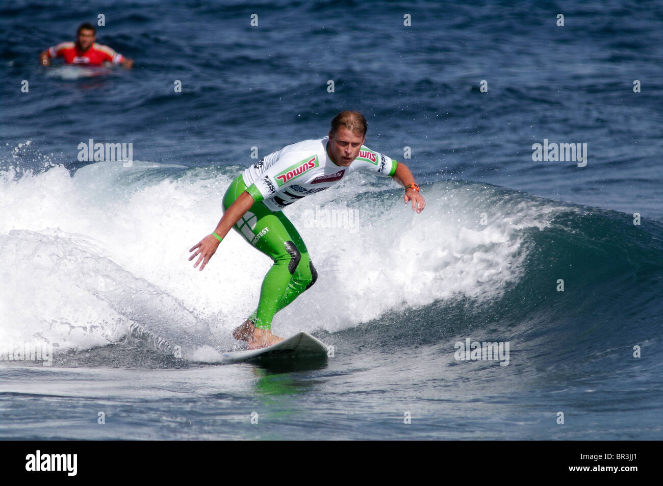 Isole Azzorre pro riders surf utilizzando le onde delle Azzorre Foto Stock