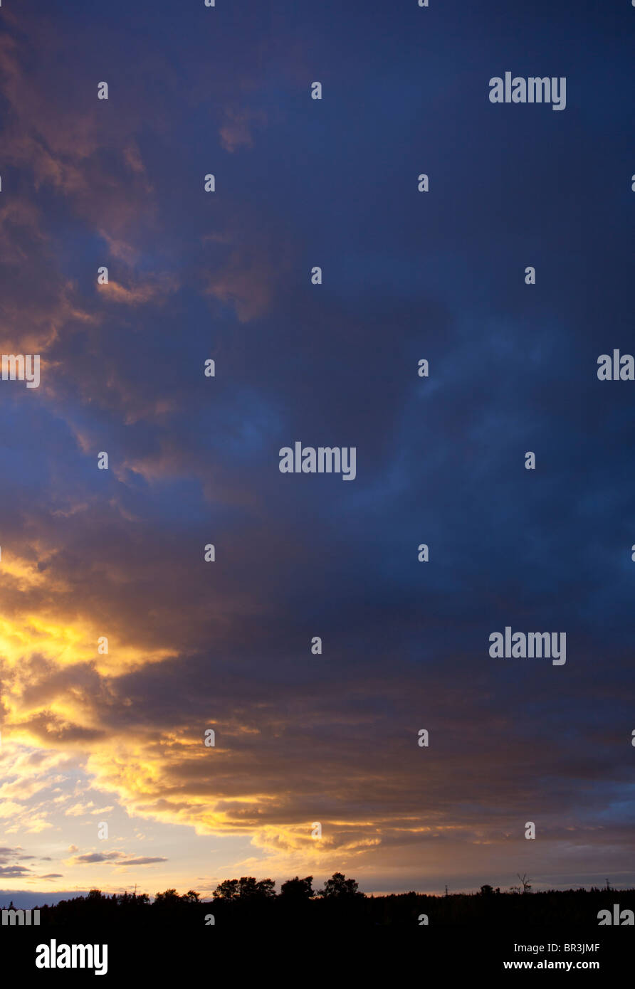 Serata colorata nuvole in cielo al tramonto Foto Stock
