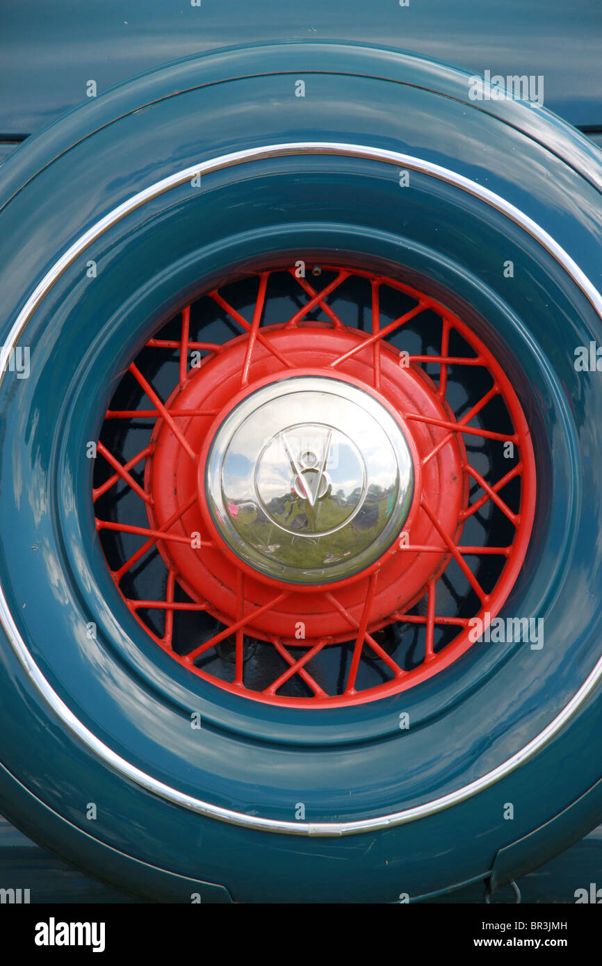 Ruota di scorta di un 1935 Ford V8 touring sedan Foto Stock