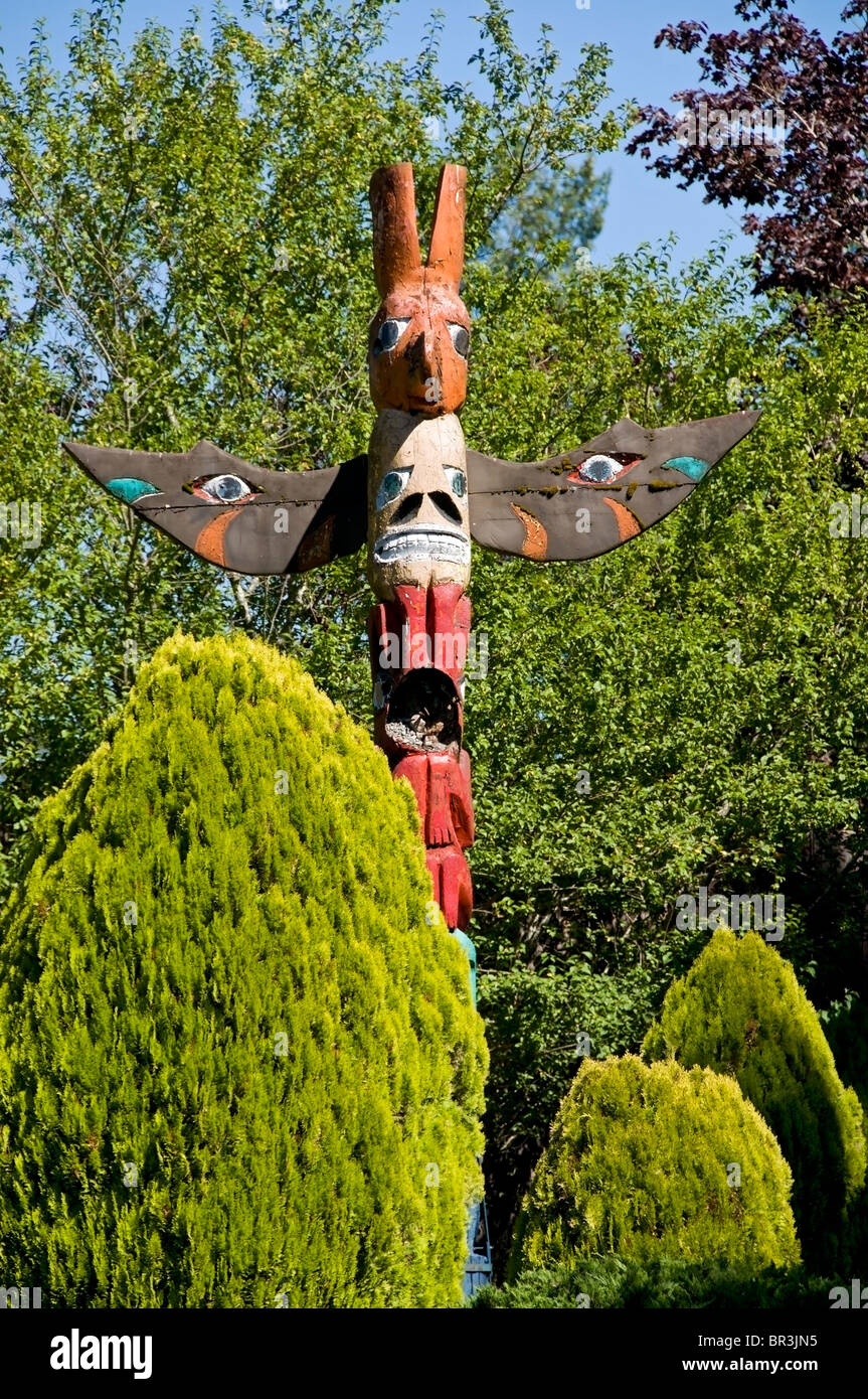 Coloratissimi totem pole vicino all'ingresso della Skyline Drive-in Theatre di Shelton, Washington. Foto Stock