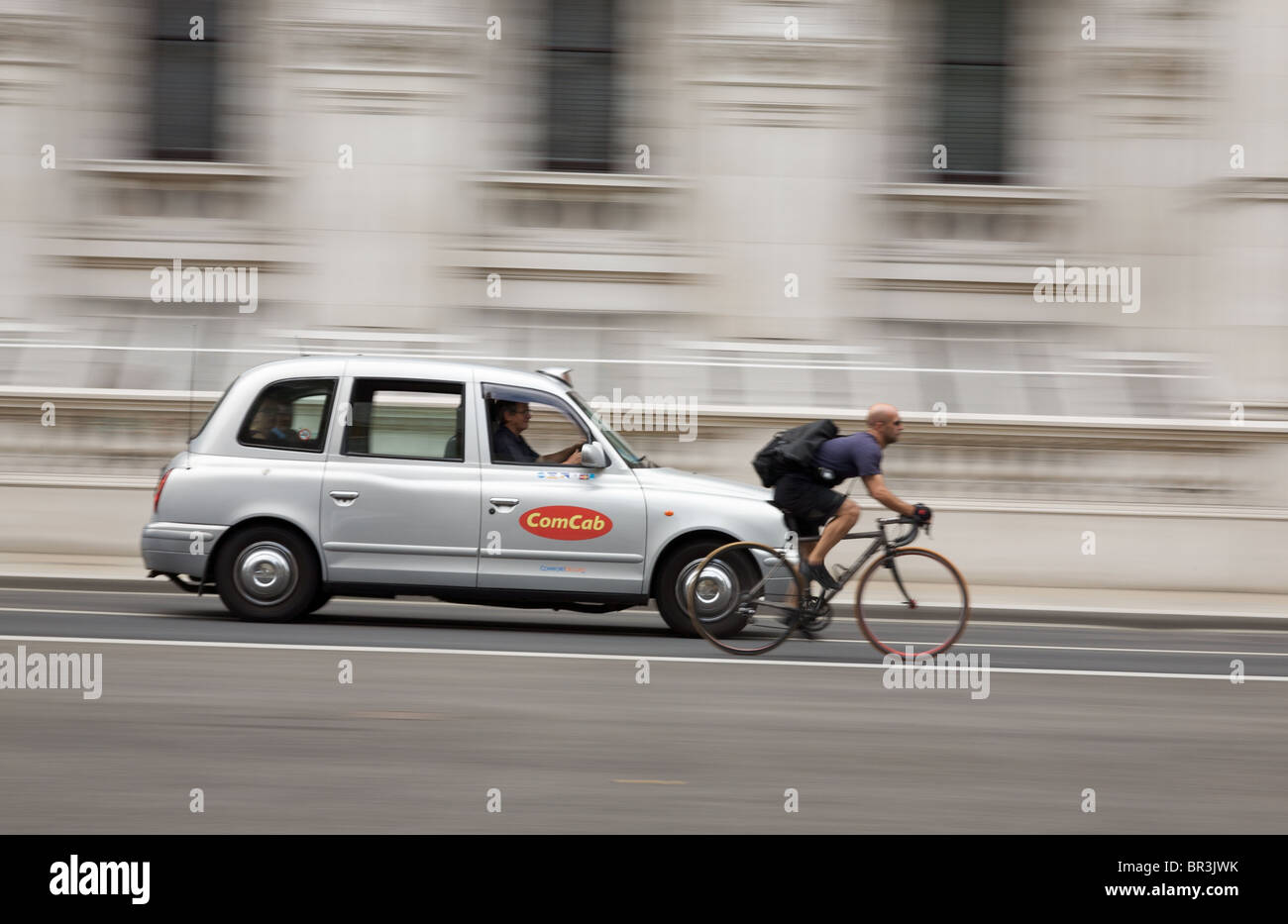 Taxi e il ciclista in viaggio a Londra Foto Stock