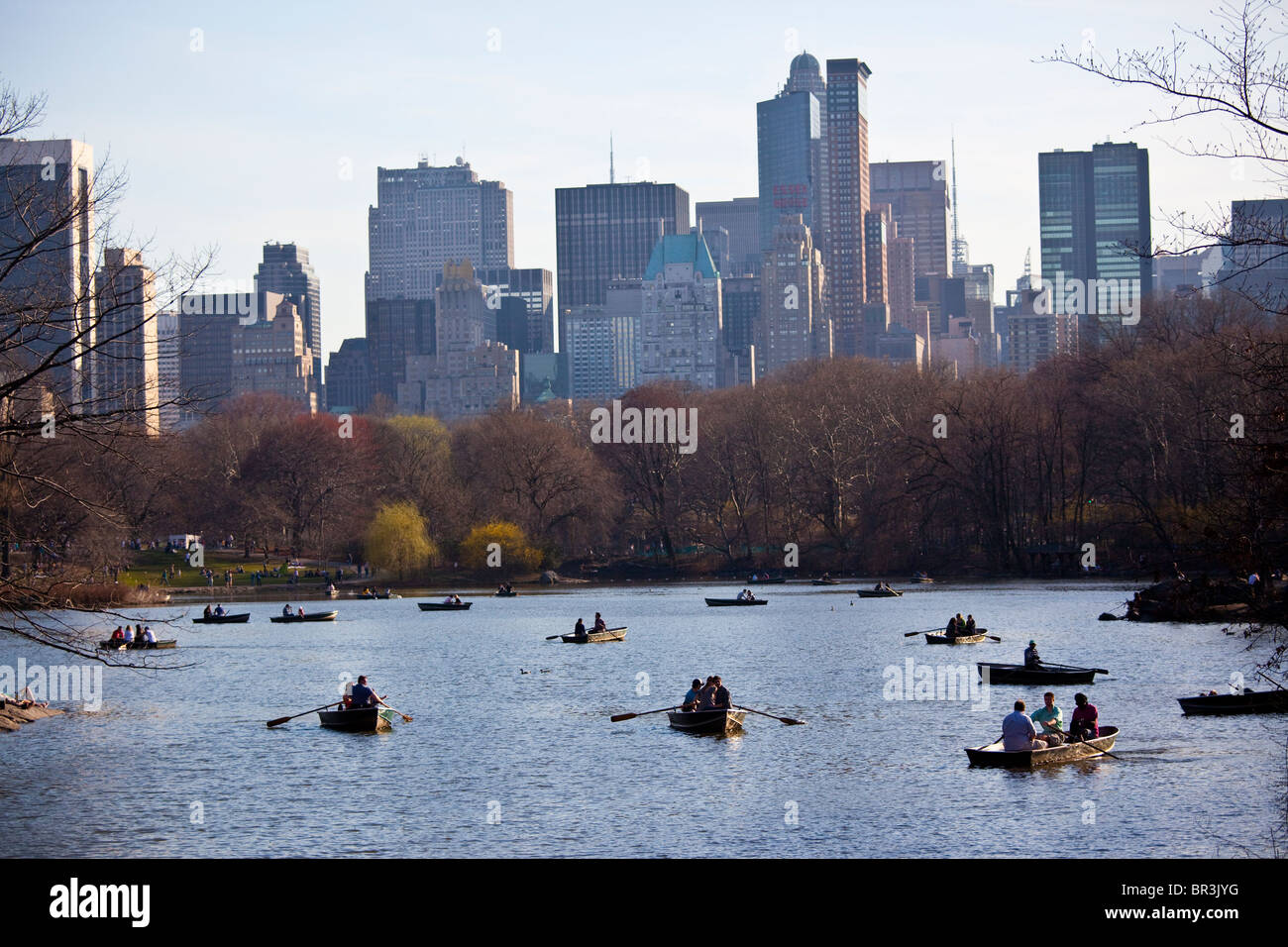Imbarcazioni a remi sul lago al Central Park di New York City Foto Stock