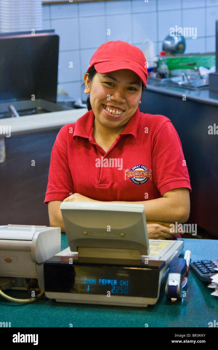 Oltremare filippino lavoratore presso Fuddrucker il ristorante occidentale nel Kuwait International Airport in Kuwait Foto Stock