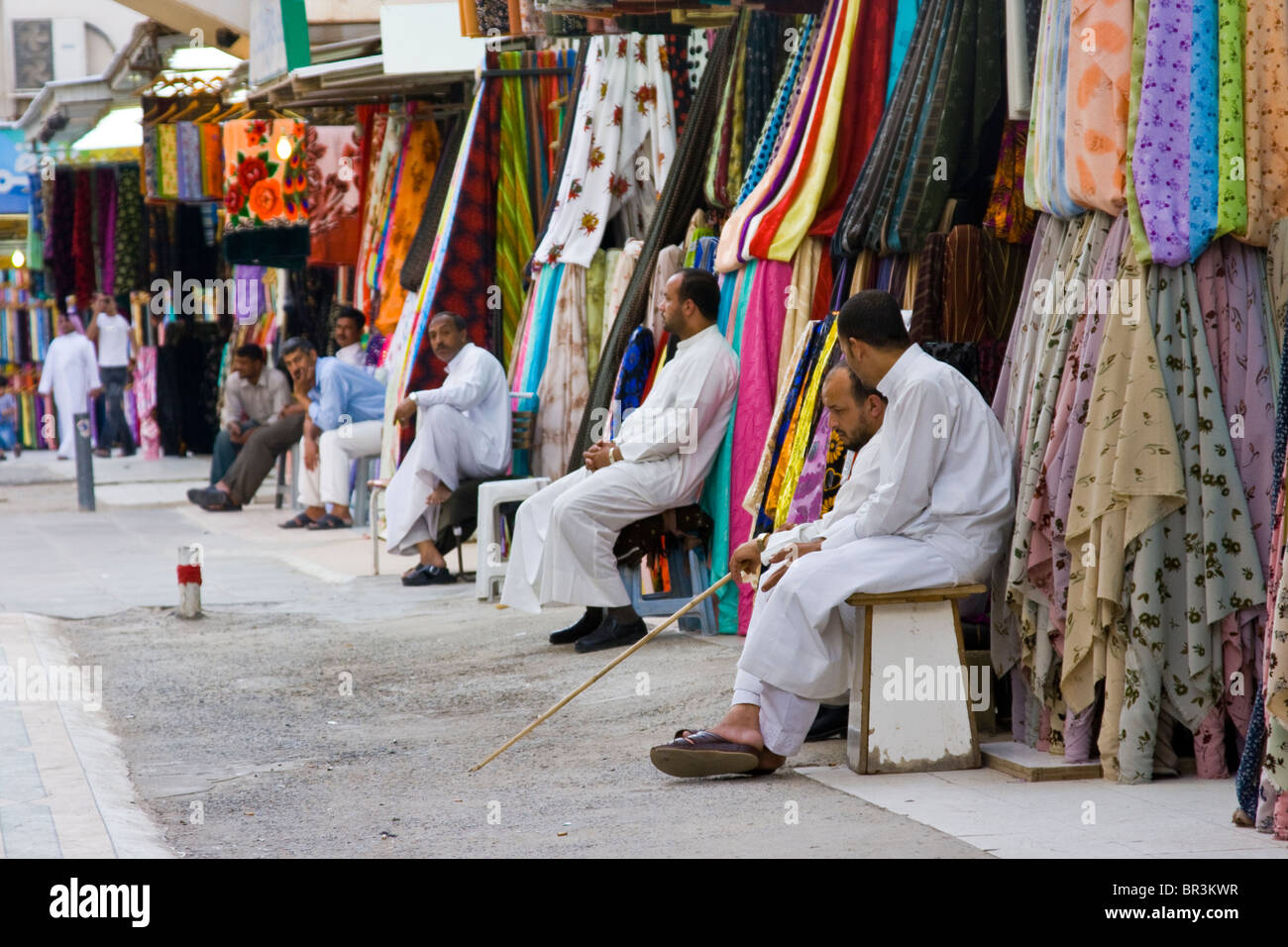 I fornitori di prodotti tessili nel Vecchio Souk di Kuwait City, Kuwait Foto Stock