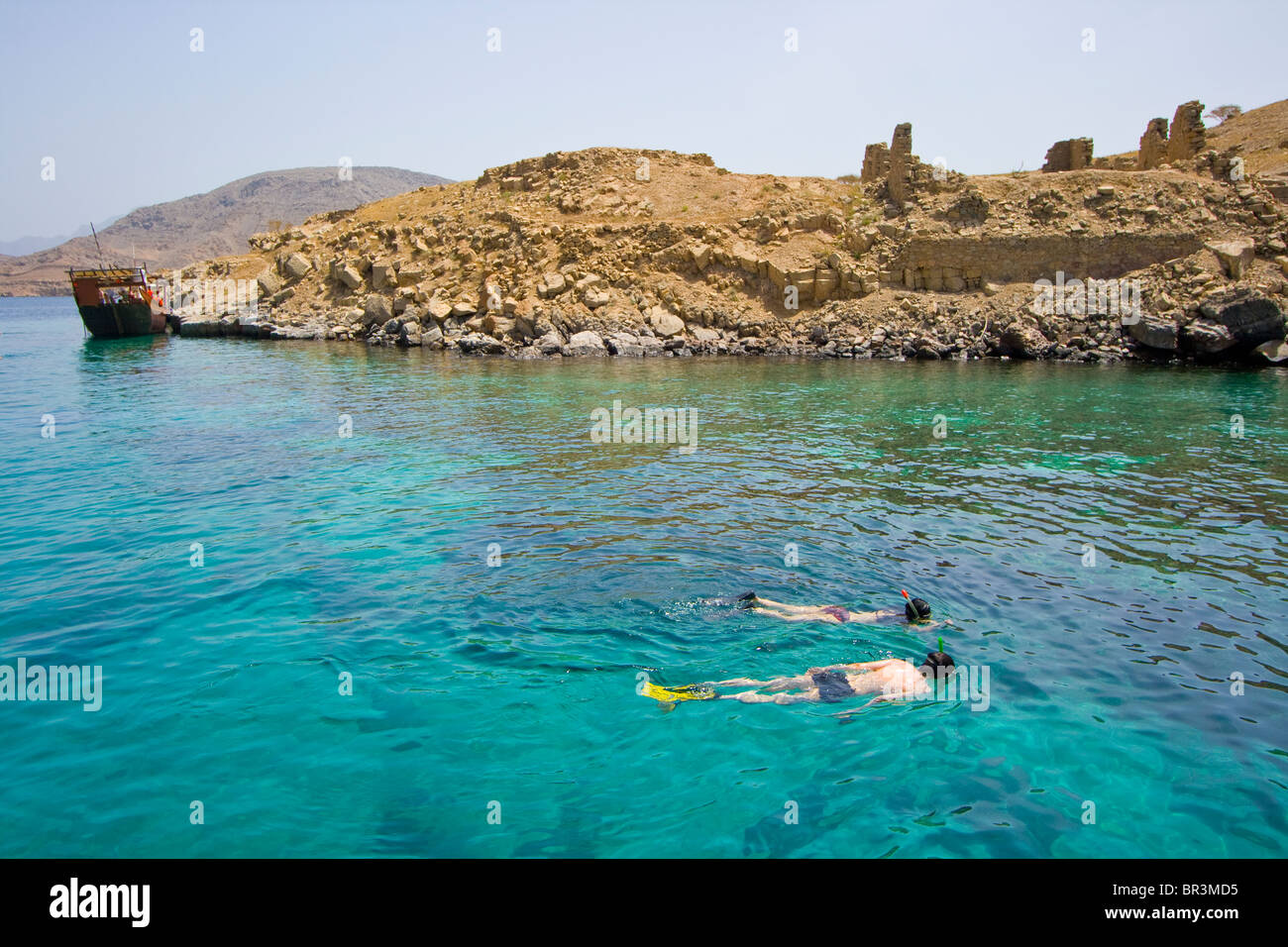 Turista giovane Snorkeling presso l'isola del telegrafo sul Pensinsula Musandam in Oman Foto Stock