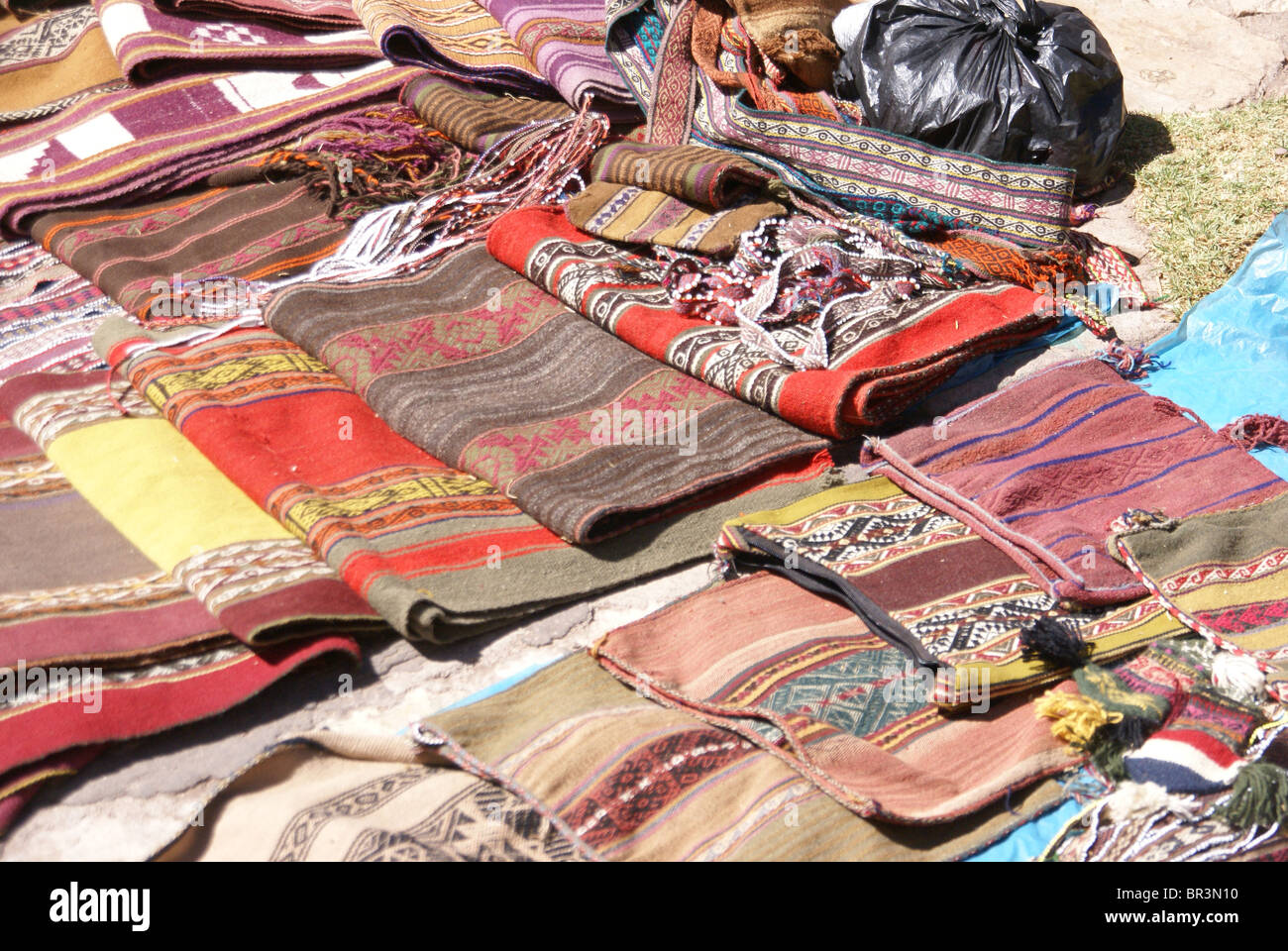 Colorata a mano coperte e tovaglie, Pisac Market, Cusco, Perù, Sud America Foto Stock