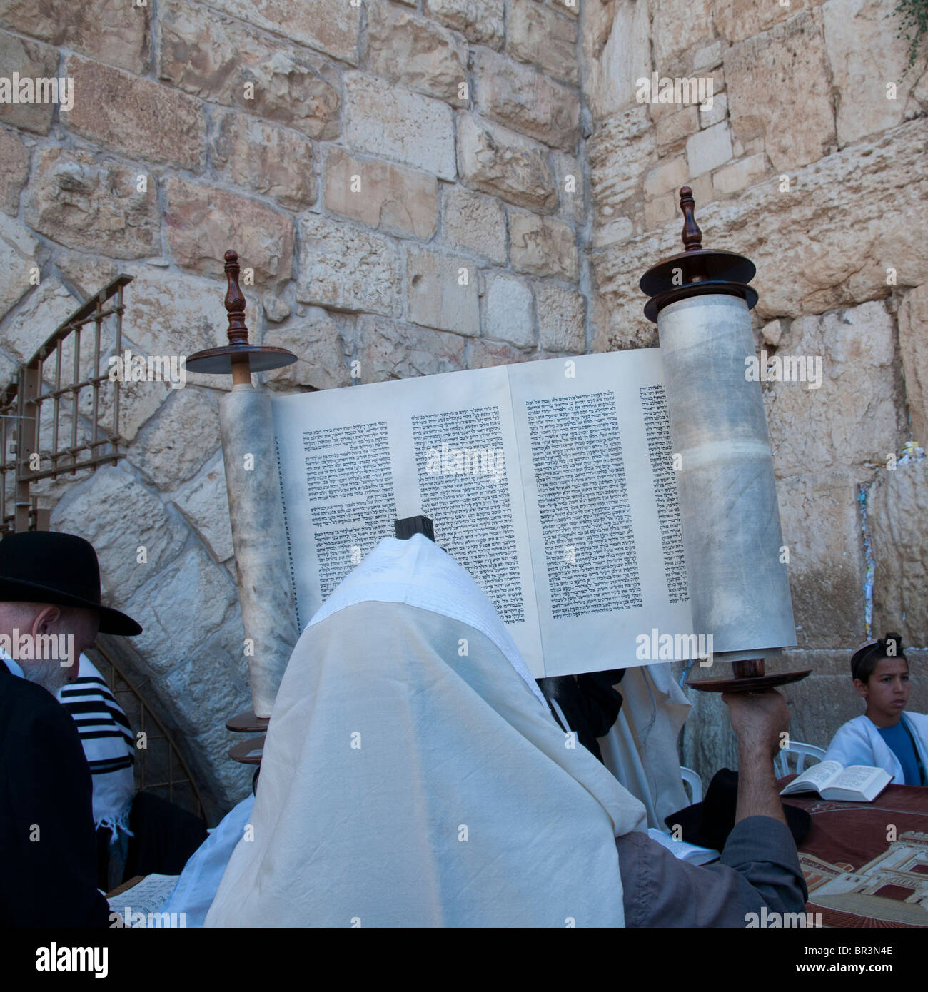 Uomo ebraico con la preghiera scialle tenendo un rotolo di Torah al muro  occidentale Foto stock - Alamy