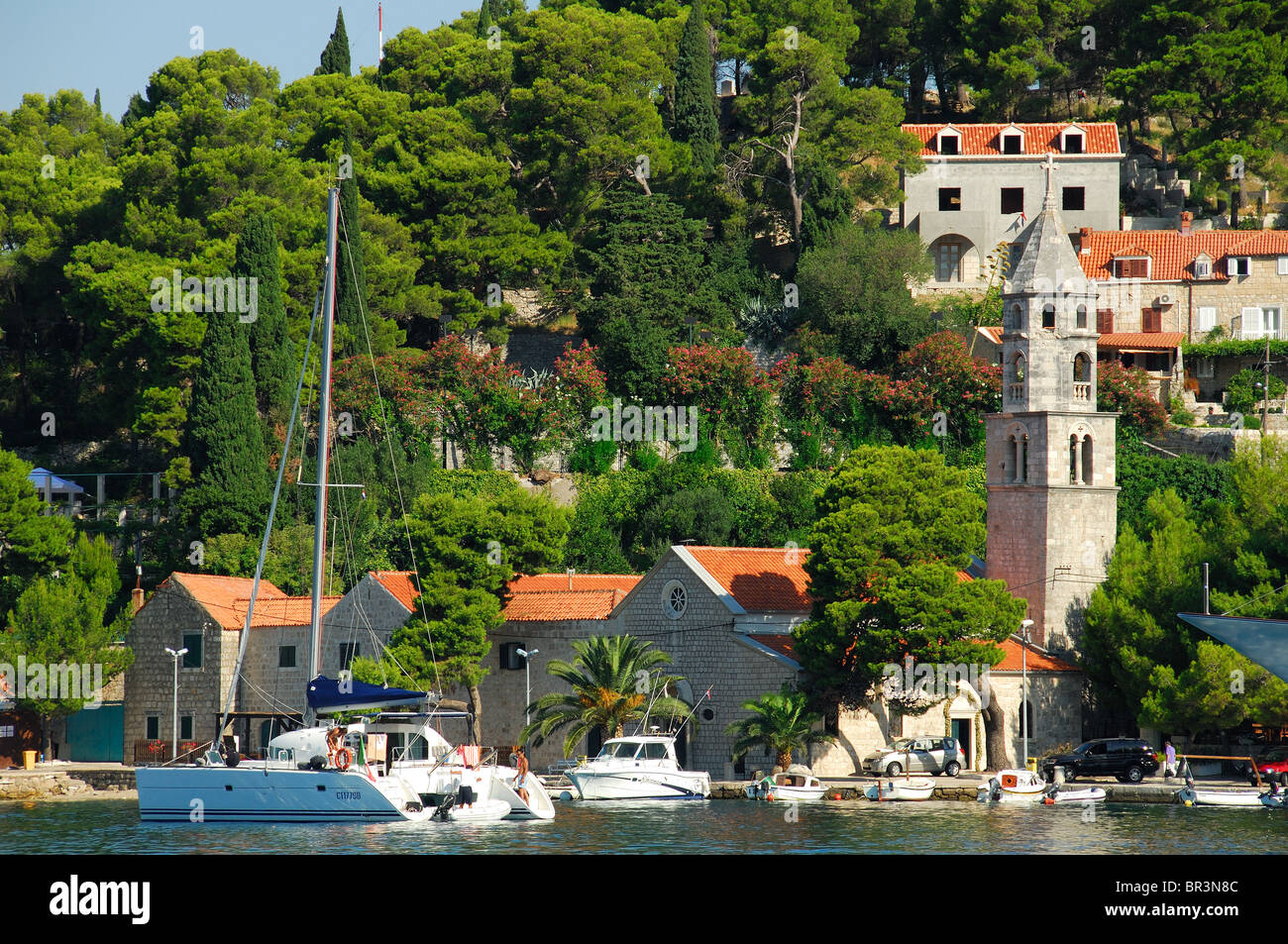 CAVTAT, vicino a Dubrovnik, Croazia. Una vista della città e del porto. 2010. Foto Stock
