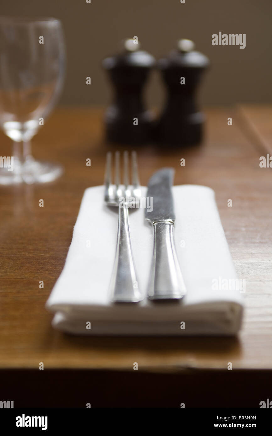 Ristorante Impostazione tabella Foto Stock