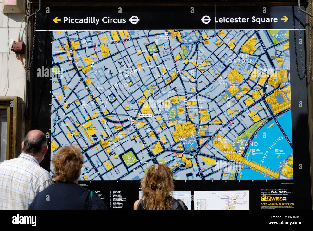 Un turista famiglia guardando una grande mappa stradale di Londra Foto Stock