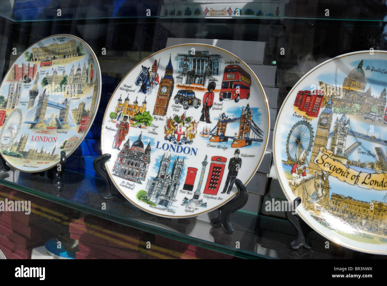 Londra piastre di souvenir nella vetrina di un negozio. Foto Stock