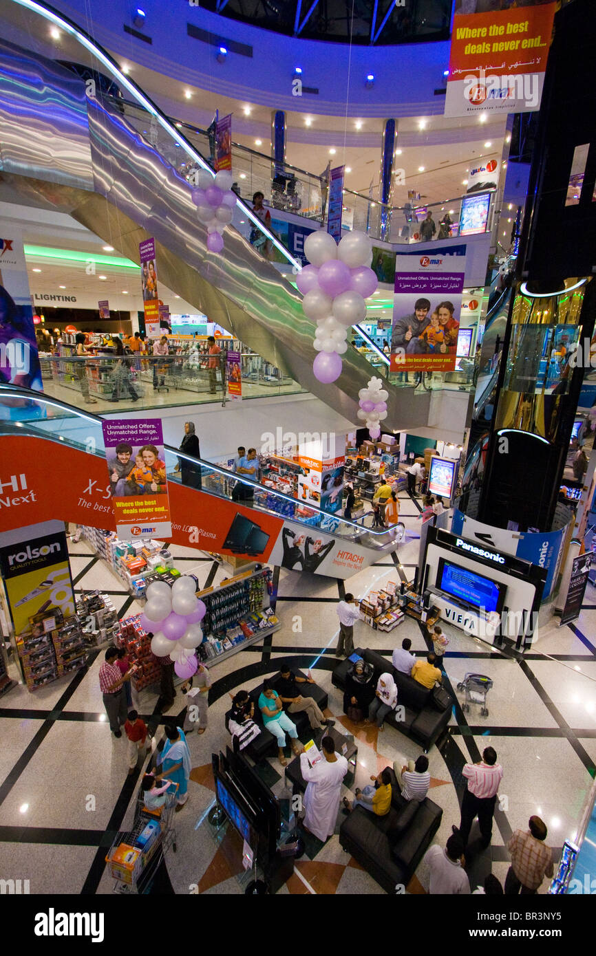 All'interno di un centro commerciale moderno shoping center in Sharjah Emirati arabi uniti Foto Stock