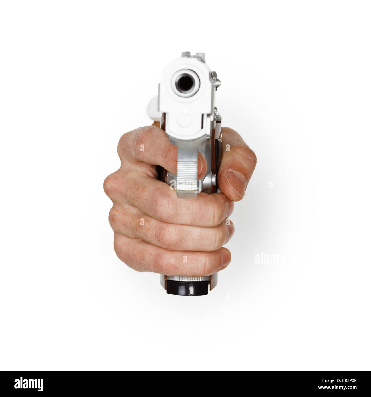 Mirando a mano una pistola su sfondo bianco Foto Stock
