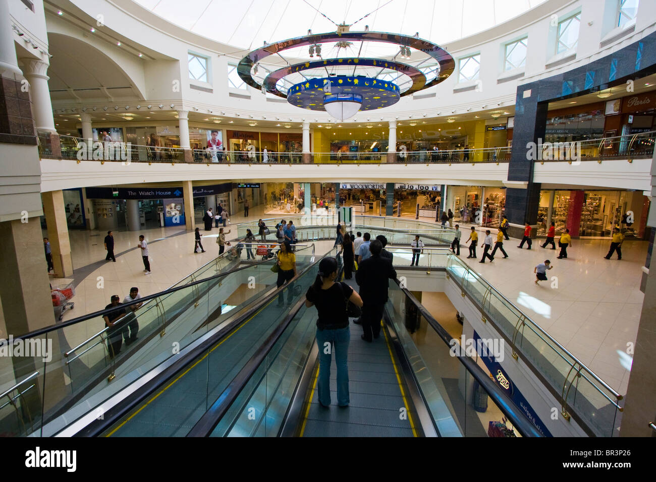 All'interno di un centro commerciale moderno shoping center in Dubai EMIRATI ARABI UNITI Foto Stock