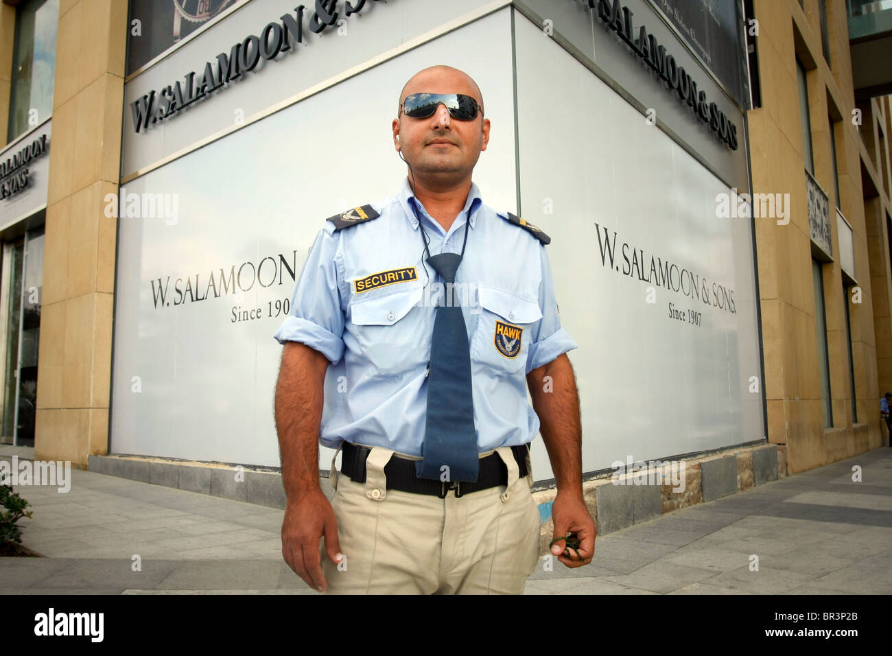 Una guardia di sicurezza si erge a vegliare al di fuori di un high-end di shop nella nuova area del centro cittadino di Beirut in Libano. Foto Stock