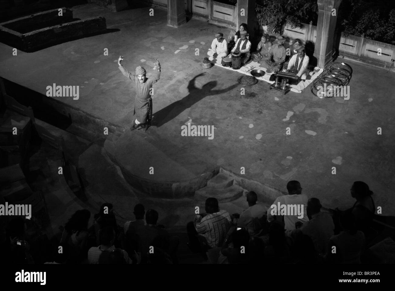 Un uomo compie una tradizionale danza indiana su un palco a Neemrana Fort Palace in Rajasthan in India. Foto Stock