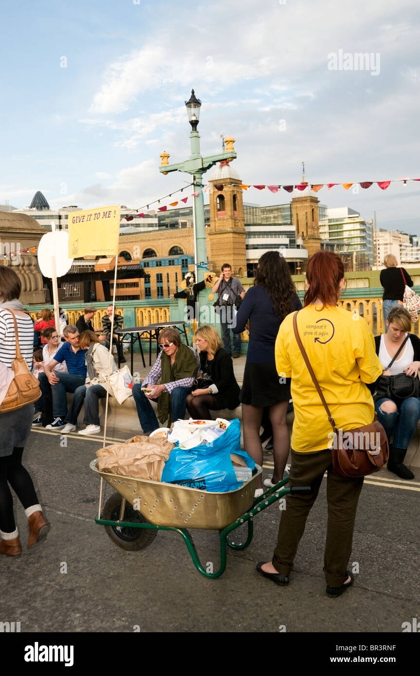 Dumping carriola alimentare iniziativa di raccolta al sindaco Thames Festival, Southwark Bridge, Southbank, London, England, Regno Unito, Europ Foto Stock