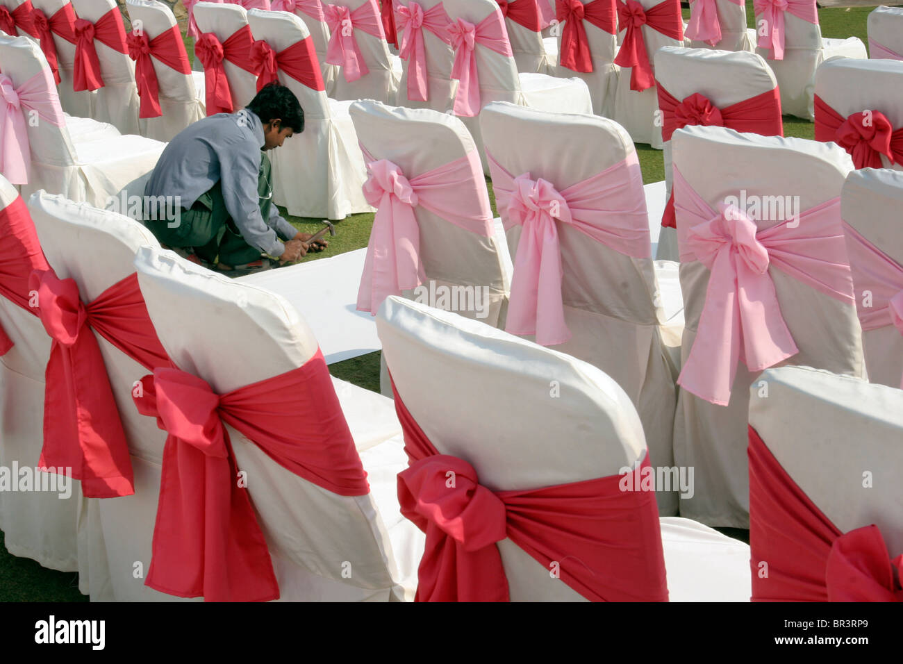 Un uomo si prepara la decorazione per un imminente matrimonio indiano a Nuova Delhi in India Foto Stock