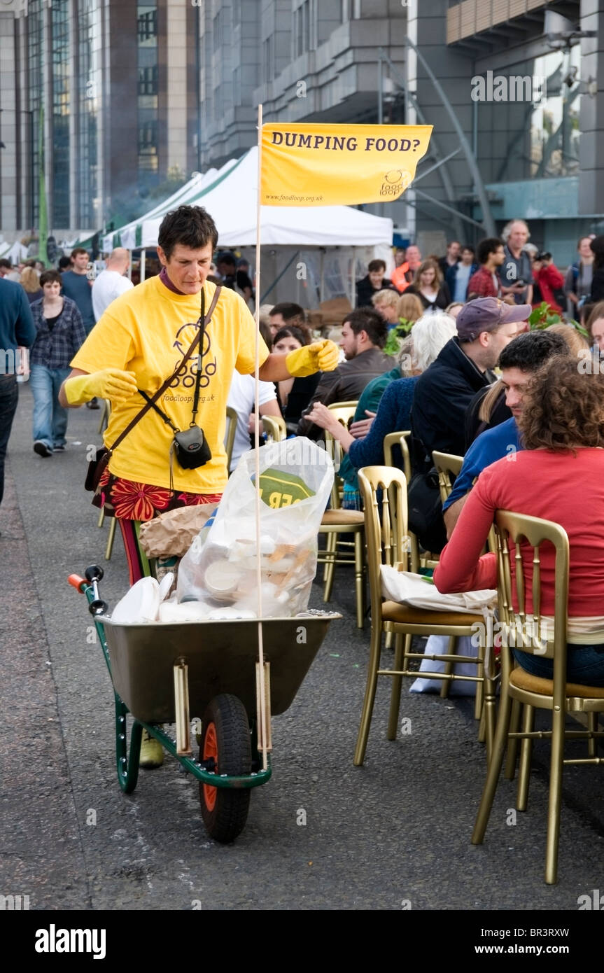 Dumping carriola alimentare iniziativa di raccolta al sindaco Thames Festival, Southwark Bridge, Southbank, London, England, Regno Unito e Unione europea Foto Stock