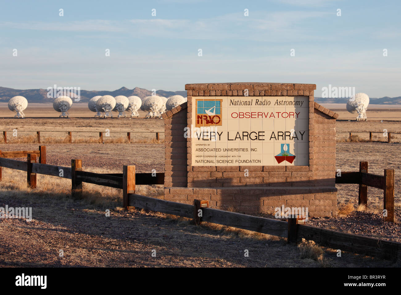 Cartello d'ingresso alla grande schiera di Radio Nazionale osservatorio astronomico situato a ovest di Socorro, Nuovo Messico. Foto Stock