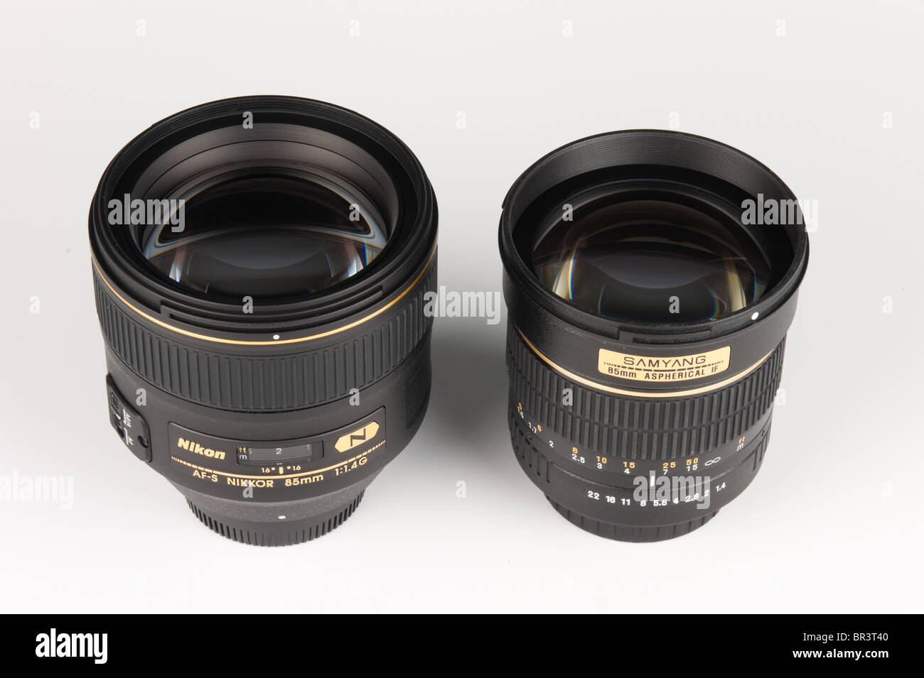 85mm ritratto reflex lenti - Nikon 85mm costo di £ 1500 e Coreano Samyang  85mm costo di £ 200 - sia f/1.4 veloce design verticale Foto stock - Alamy