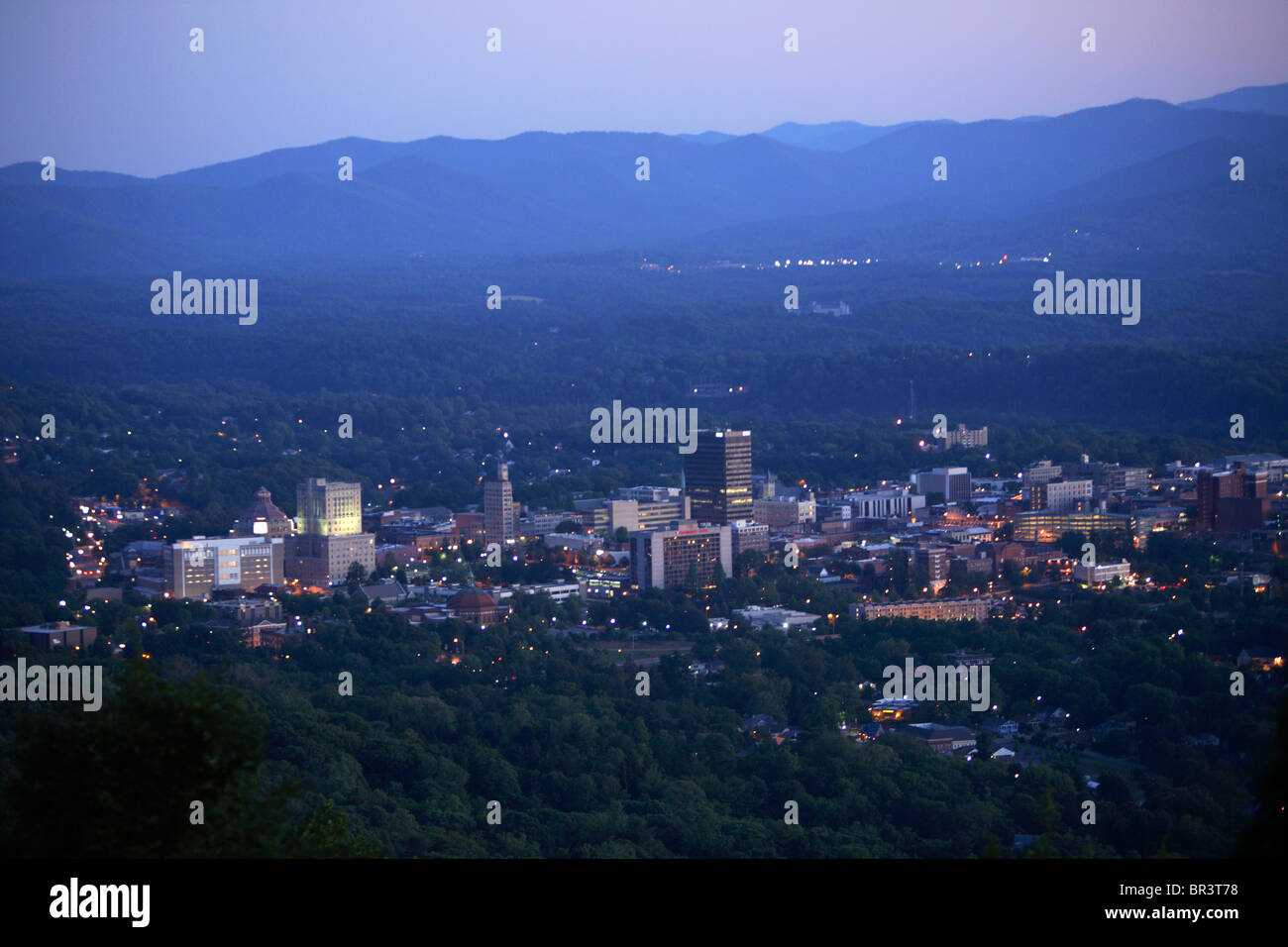 Vista crepuscolo del cuore del centro cittadino di Asheville, NC come visto dalla città montagna. Foto Stock