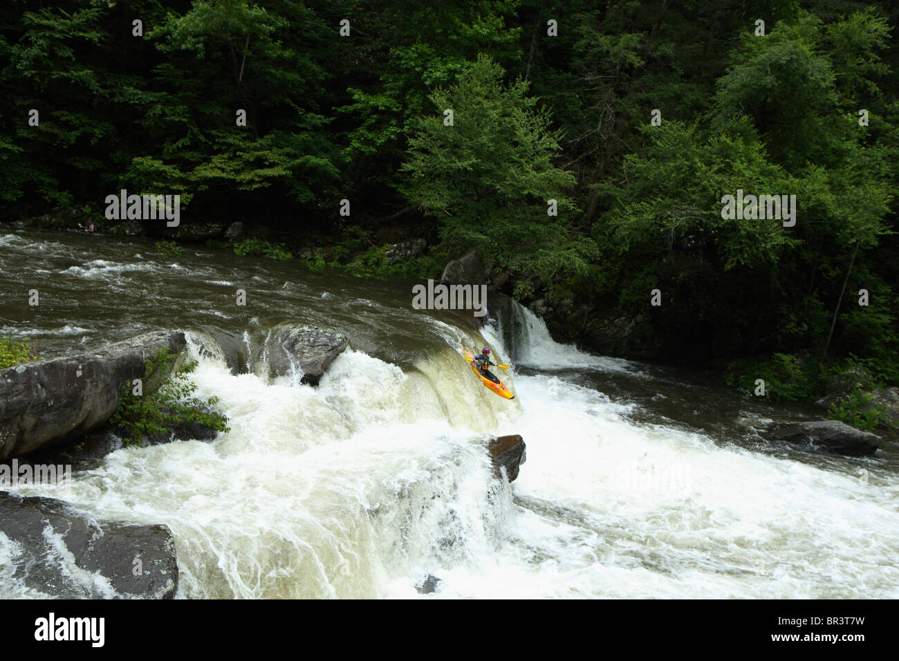 Sfocatura Zoom immagine di kayaker sconosciuto in esecuzione Bear Creek Falls sul fiume Cheoah vicino Robbinsville, NC Foto Stock