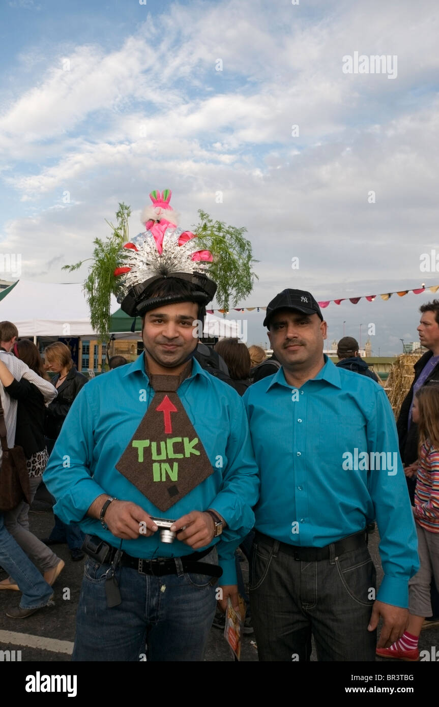 Due indiani di uomini in costumi della ventola con "rimboccare" slogan, Sindaco Thames Festival, Southwark Bridge, London, England, Regno Unito, Europa, UE Foto Stock