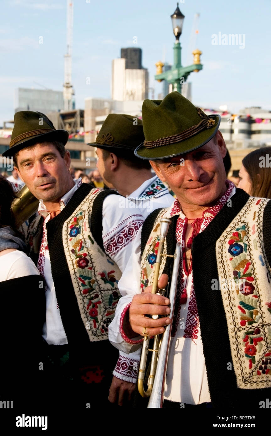 Il rumeno di uomini in culturale costumi etnografici, banda giocatori al sindaco Thames Festival, Southwark Bridge, London, England, Regno Unito Foto Stock