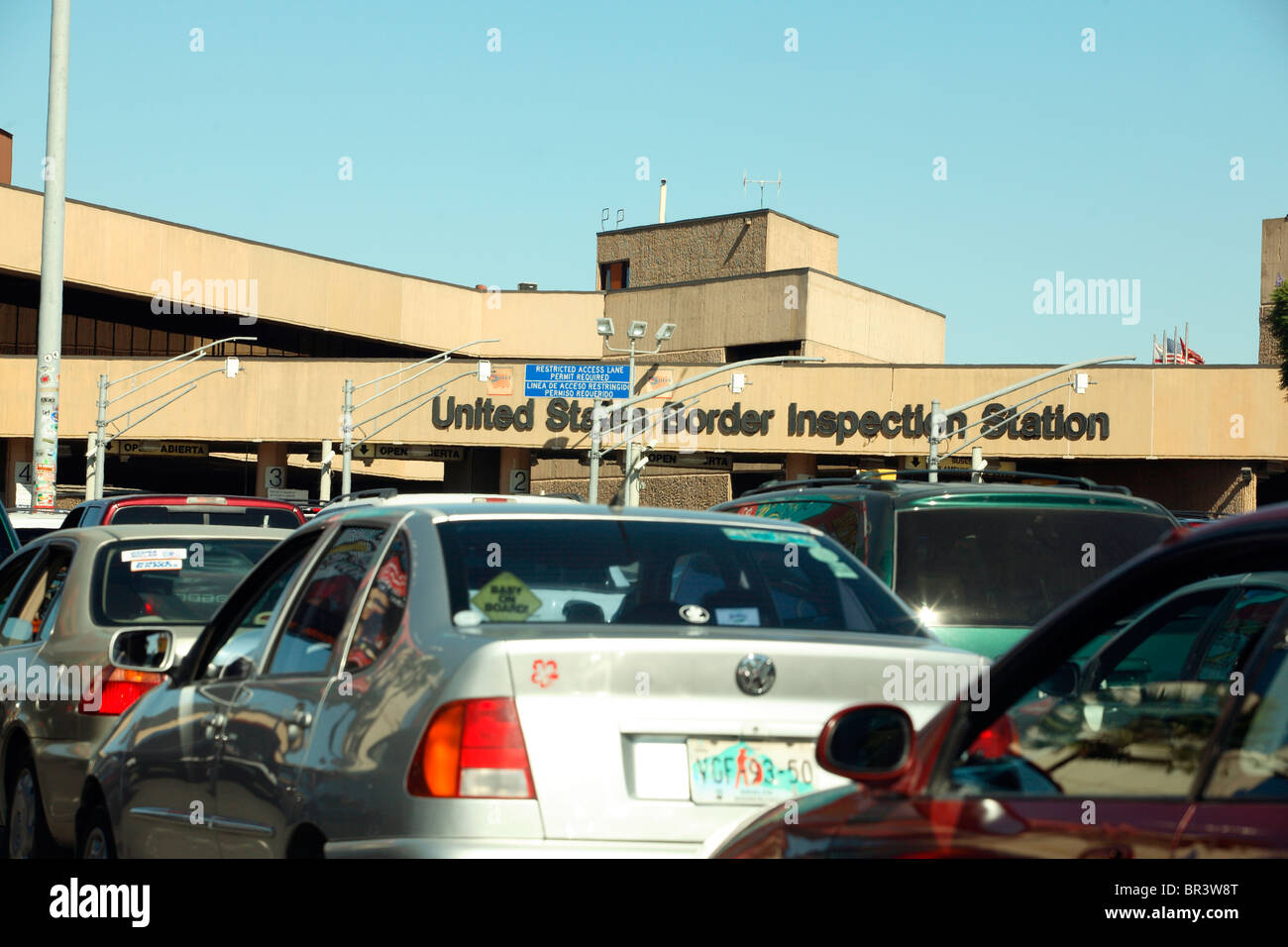 Noi/Messico traffico di confine inceppamento nella parte anteriore della stazione di ispezione Foto Stock