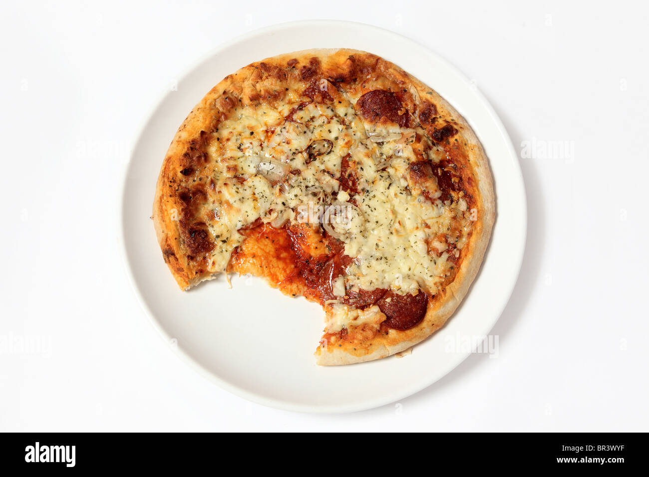 In parte mangiato salsiccia per pizza Pizza su sfondo bianco Foto Stock