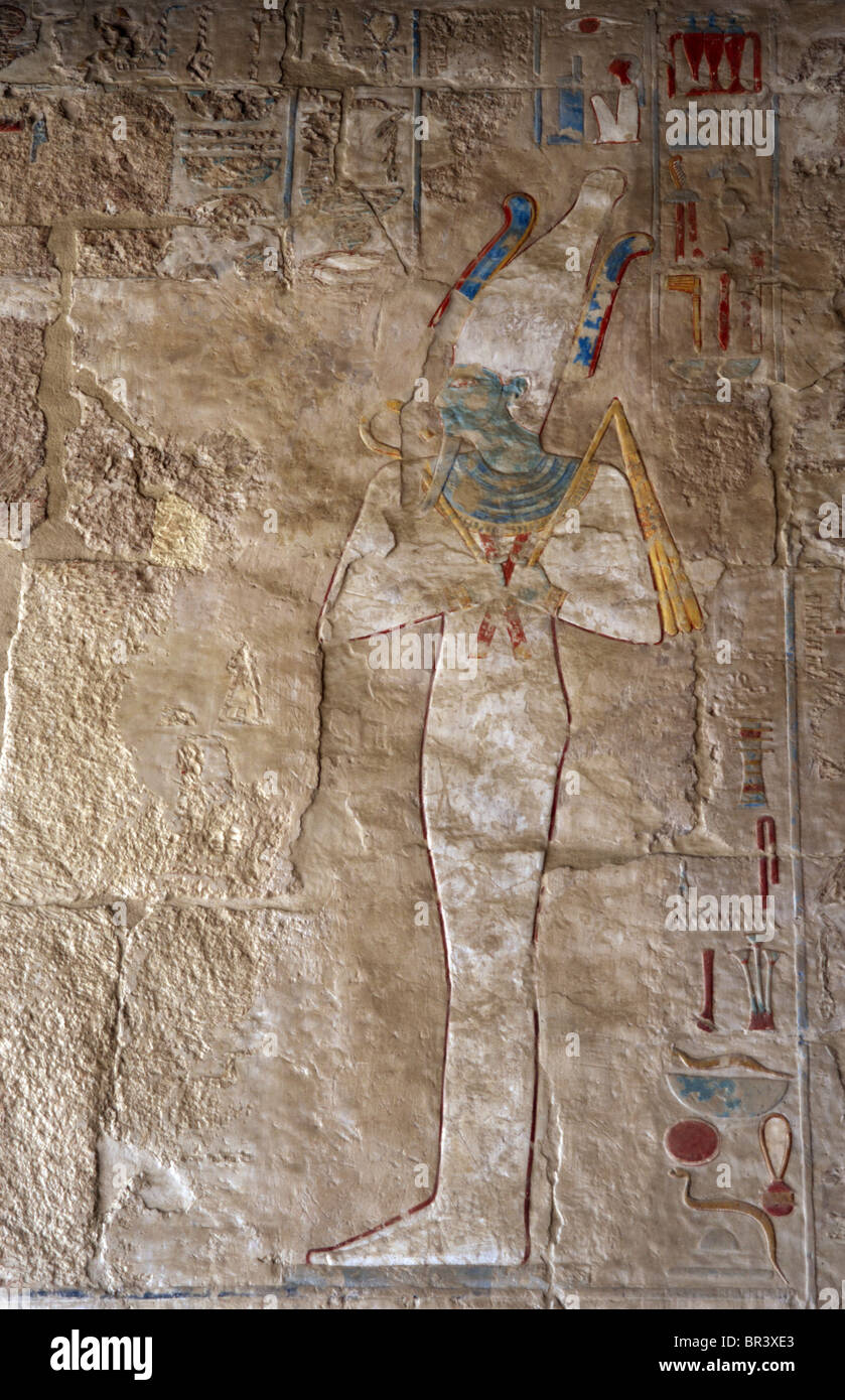 Osiride. Policrome rilievi di calcare dal Tempio di Hatshepsut. Deir El-Bahari. L'Egitto. Foto Stock